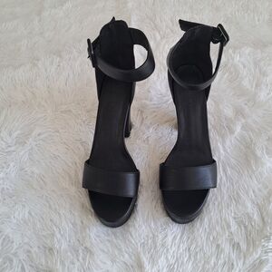 Women's high heel shoes Black size 8.5 like new